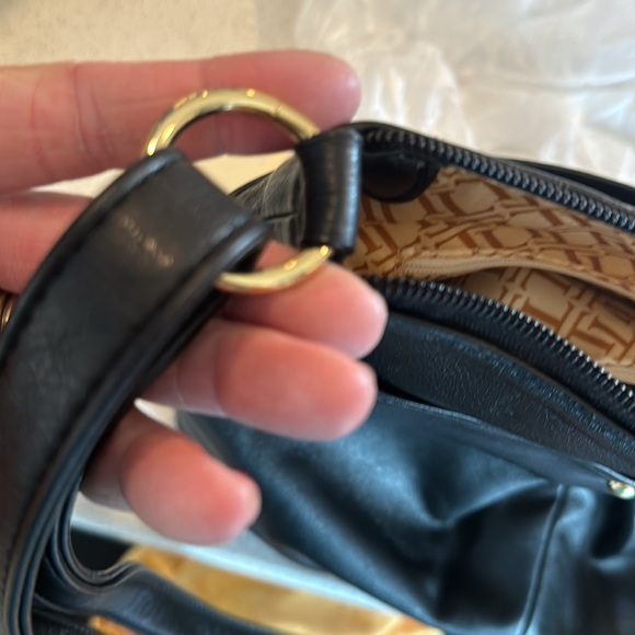 Tignanelio sholder crossbody black with gold accents with pockets - Picture 10 of 10